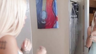 火辣的拉丁肛门拳交冒险